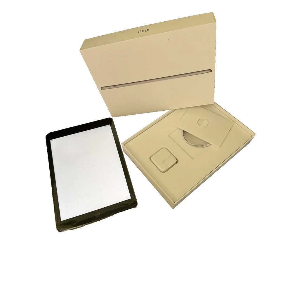 Apple iPad (5th Generation) A1822 32 GB, Wi-Fi, 9.7 in - Space Gray